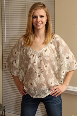 Rachel James inserts a lollipop into her pussy and stretches it