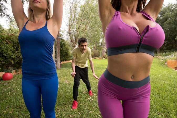 Big-boobed cougar Alexis Fawx gets fucked by a Spanish boy Jordi in the park