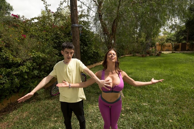 Big-boobed cougar Alexis Fawx gets fucked by a Spanish boy Jordi in the park