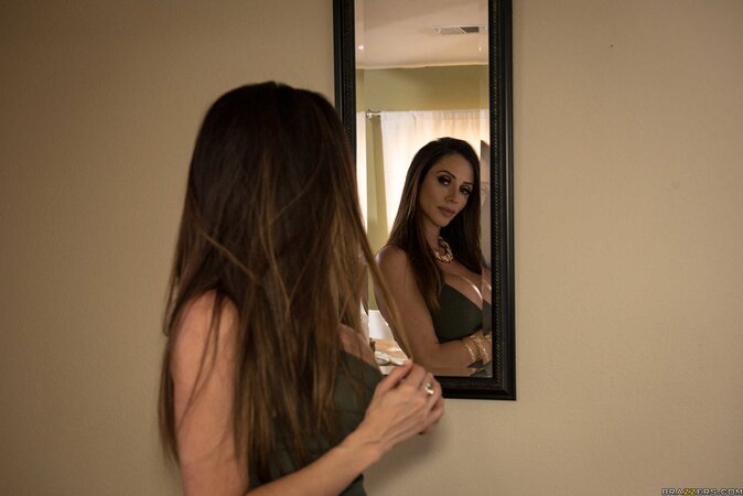 Colombian wife Ariella Ferrera having fun with the hung butler