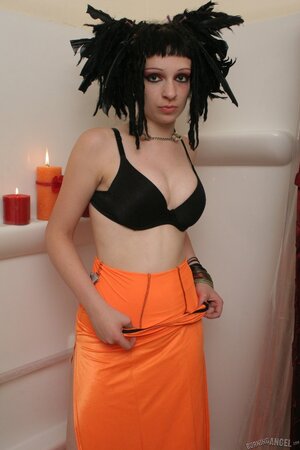 Alternative hottie with perfect naturals looking ready for more