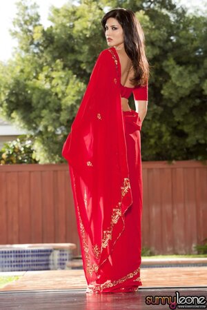 Indian goddess Sunny Leone teases with her big natural boobs