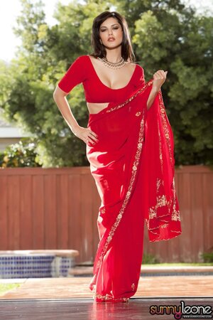 Indian goddess Sunny Leone teases with her big natural boobs