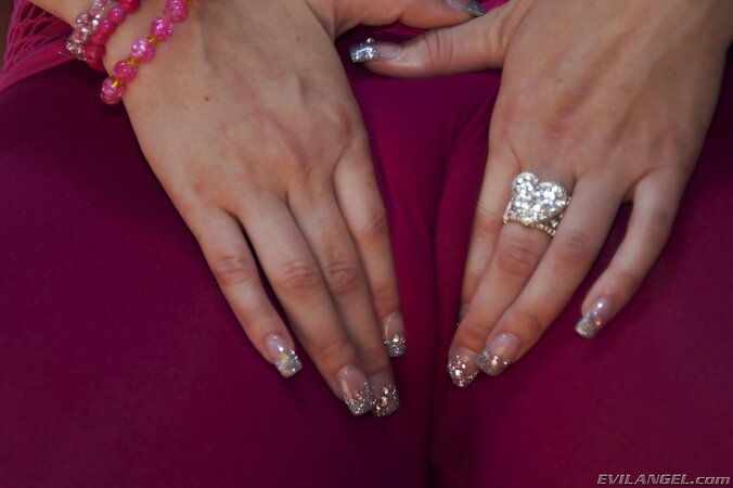 Lustful babe Briella Bounce reveals her ample butt in high heels