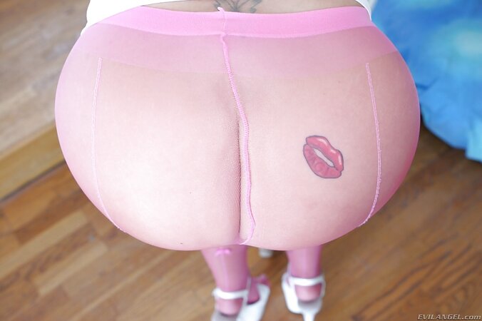 Aline gets naked and plays with her pussy and ass