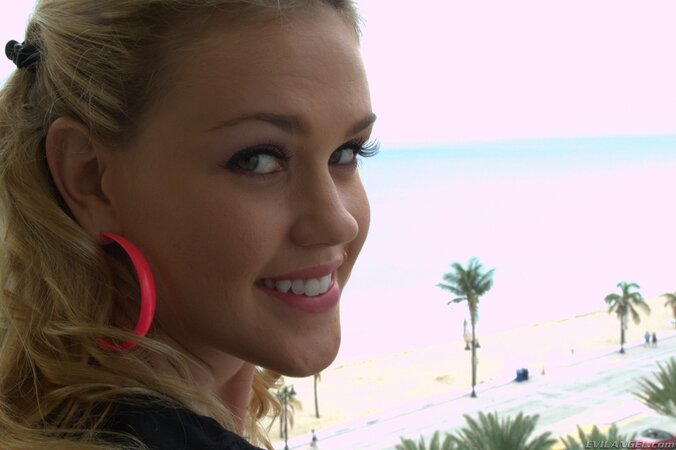 Beautiful solo model Roxy Raye flaunts her body in skimpy panties