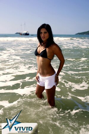 Dark-haired MILF Sunny Leone flaunts her hot naked body on the beach