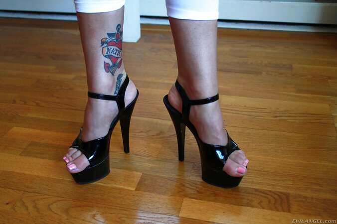 Tattooed brunette babe on high heels ends up toying her bum