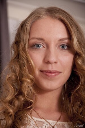 Mary Dream shows off her nude body with a curl in her blonde hair