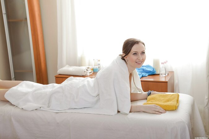 Teen cutie Wendy Harper poses fully clothed in yoga pants