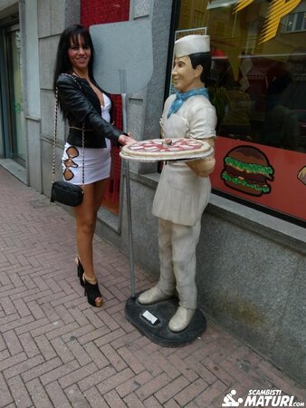 Floriana is posing her ass and pussy while outside with PD Kevin