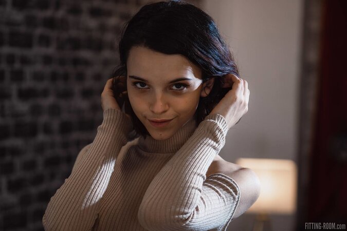 Gorgeous brunette with a shapely ass is going to show off