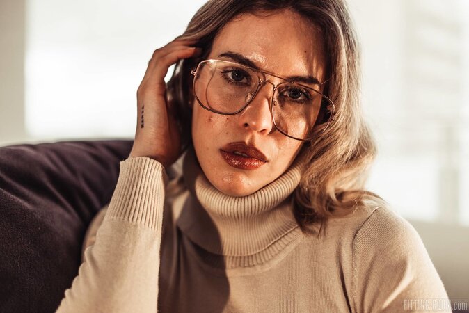 Horny Toni Maria looks incredible in her glasses while teasing