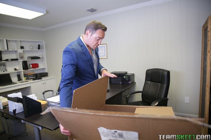 Luna Rival gives a deepthroat and enjoys an office anal bang