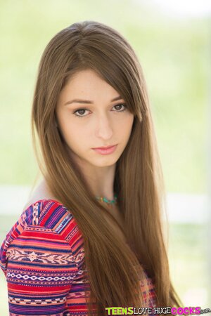 Willow Hayes shows off her natural big tits