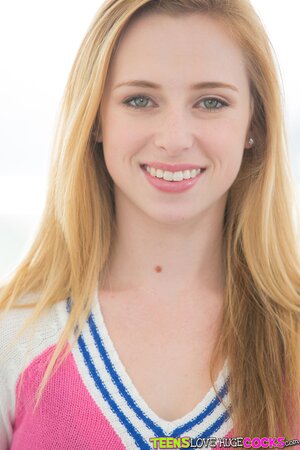 Blonde Taylor Whyte enjoys playing with her pussy while spreading her legs