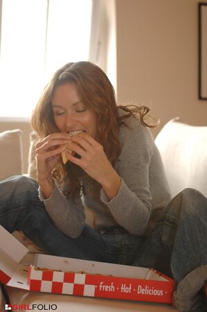 Solo girl Nikkala Stott gets naked after having a bite to eat