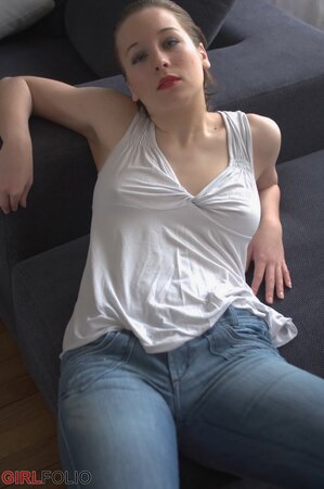 Sofia bares her butt with her hair slicked back