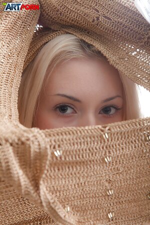 Naked blonde babe appears for a once-in-a-lifetime show