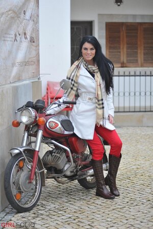 Eileen Sue gets totally naked in her bedroom