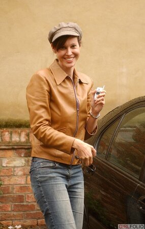 Amanda Swan strips her sexy underwear to expose her large big tits