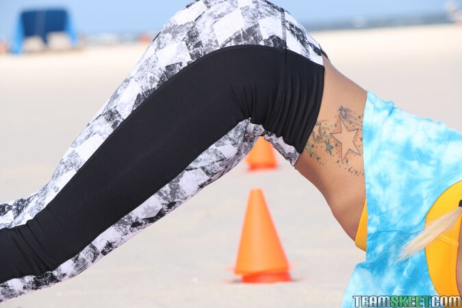 Thirsty dude is going to fuck sporty blonde Cali Carter