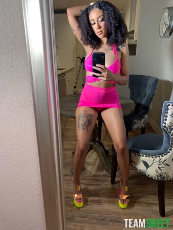 Lola Lynn gives head and waits for cum with her tongue out