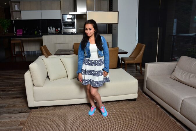 Colombian babe shows her remarkable legs during a solo tease