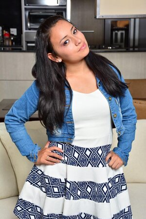 Colombian babe shows her remarkable legs during a solo tease