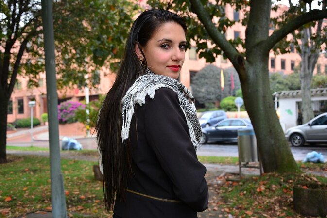 Stylish scarf Latina is going to pose in a cute way in public