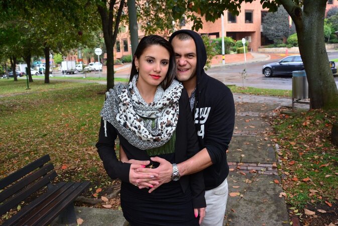 Stylish scarf Latina is going to pose in a cute way in public