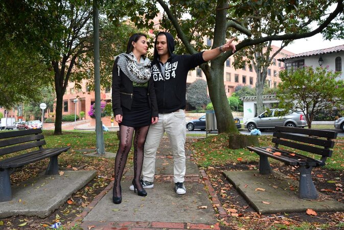 Stylish scarf Latina is going to pose in a cute way in public