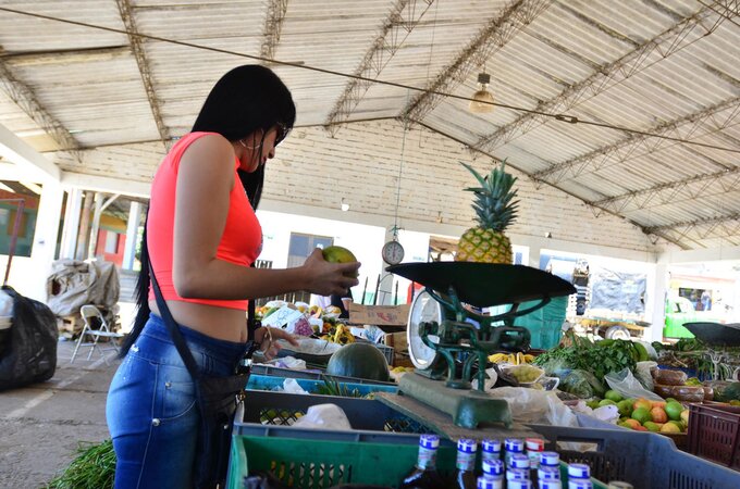 Incredible Latina girl shows off her ass and her sexy legs