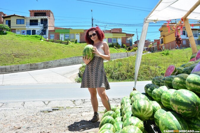 Elisa Odiosa seems to want to fuck a... big watermelon