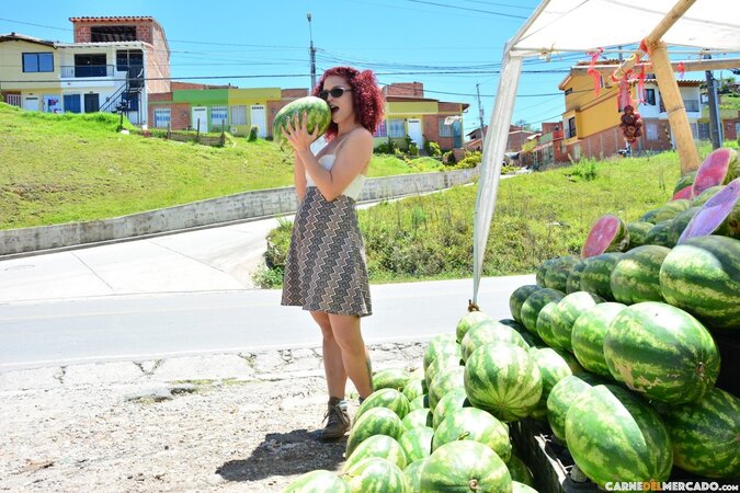 Elisa Odiosa seems to want to fuck a... big watermelon