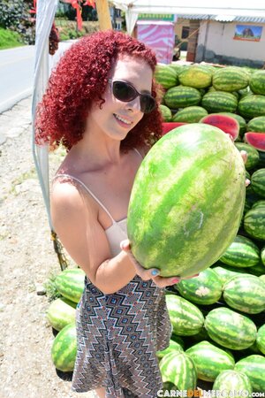 Elisa Odiosa seems to want to fuck a... big watermelon