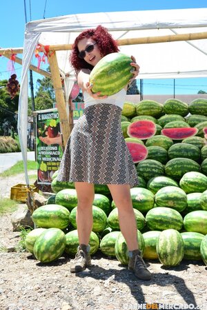 Elisa Odiosa seems to want to fuck a... big watermelon