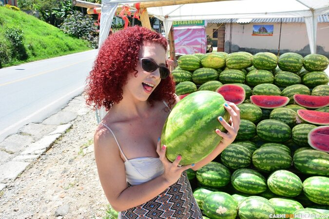 Elisa Odiosa seems to want to fuck a... big watermelon