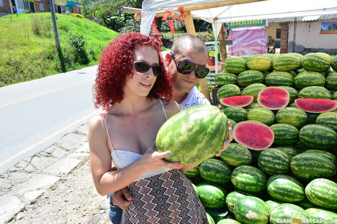 Elisa Odiosa seems to want to fuck a... big watermelon
