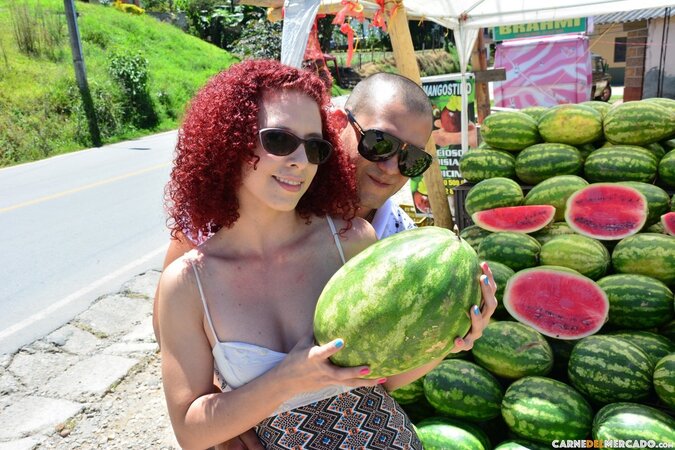 Elisa Odiosa seems to want to fuck a... big watermelon