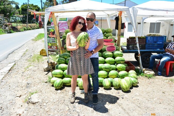 Elisa Odiosa seems to want to fuck a... big watermelon