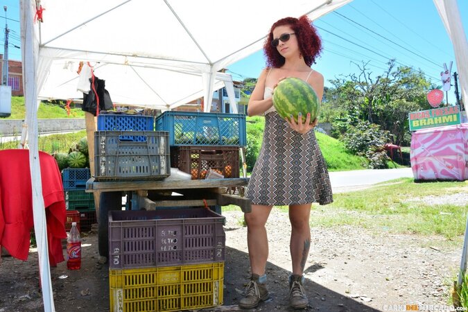 Elisa Odiosa seems to want to fuck a... big watermelon