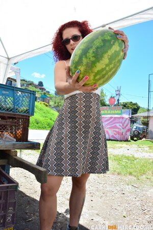 Elisa Odiosa seems to want to fuck a... big watermelon