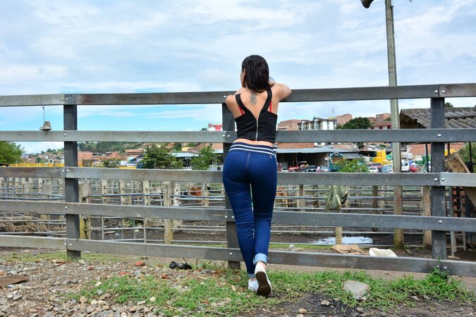 Girl from Colombia shows her firm booty while outside