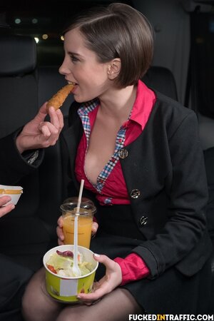 Czech fare Ana Bell Evans seduces cabbie for backseat pussy