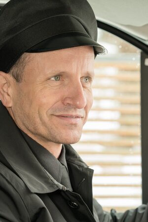 Petite Empera teen ass jizzed after backseat penetration