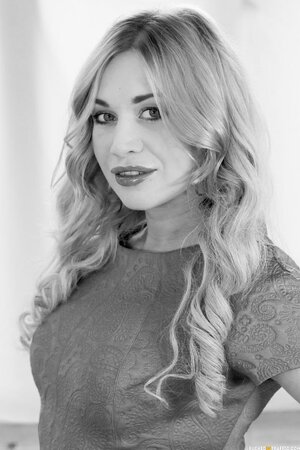 Leggy blonde in sexy panties fucks a short driver in the backseat