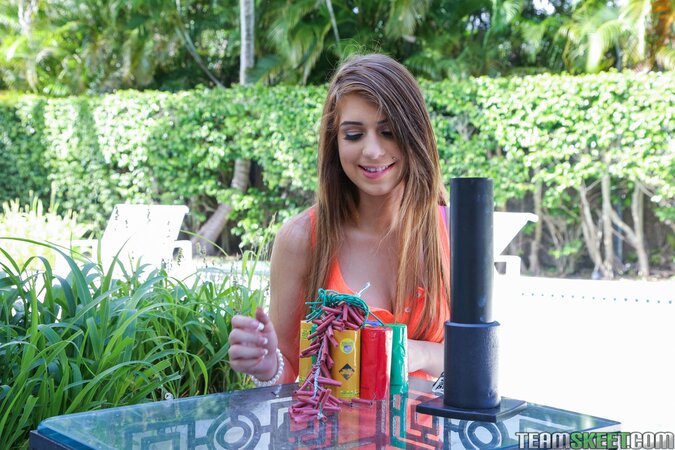 Joseline Kelly seduces employer Sean Lawless for facial