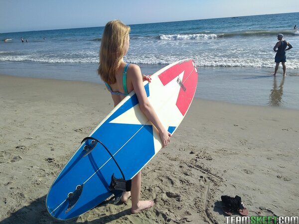 Hannah Hays gets her pussy licked and fucked after surfing