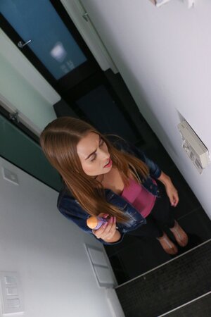 Jill Kassidy seduces repairman Ike Diezel into hot teen sex facial